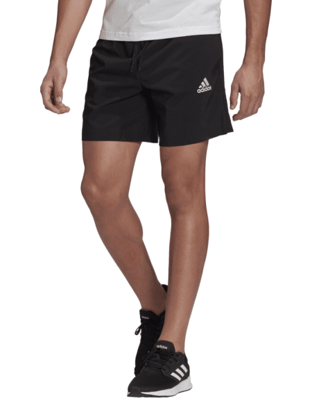 Juodi Adidas vyriški sportiniai šortai Essentials Chelsea GK9602 su elastingu juosmeniu ir šoninėmis kišenėmis.