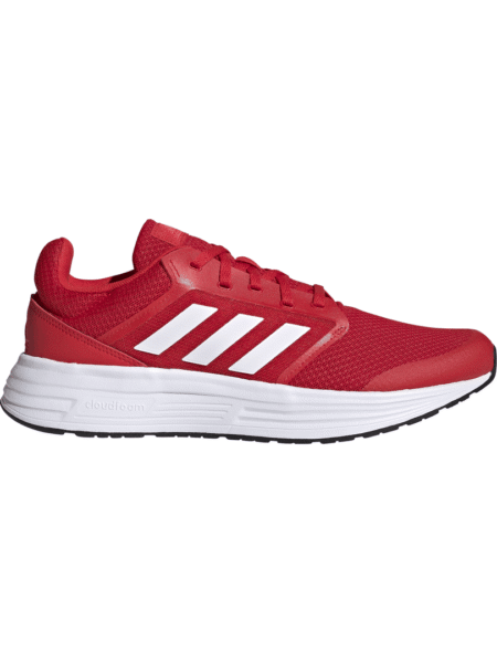 Vyriški raudoni bėgimo batai Adidas Galaxy 5 FY6721 su baltu padu ir trimis baltomis juostelėmis.