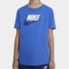 Nike mėlyni vaikiški marškinėliai AR5252-482 su baltu logotipu ant krūtinės, trumpomis rankovėmis ir plačia apykakle – 100% medvilnė.