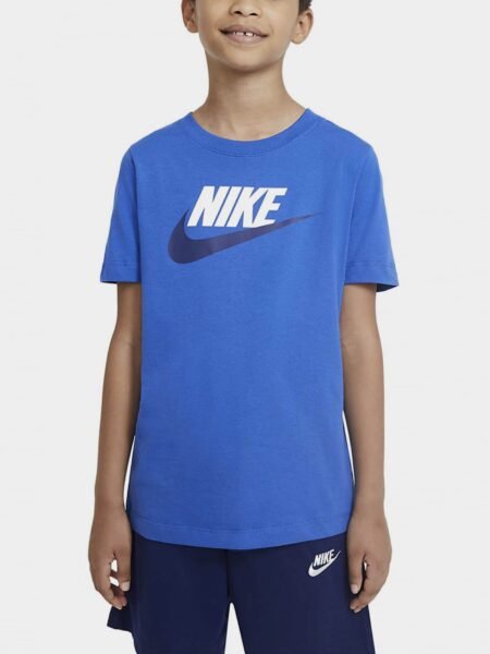 Nike mėlyni vaikiški marškinėliai AR5252-482 su baltu logotipu ant krūtinės, trumpomis rankovėmis ir plačia apykakle – 100% medvilnė.