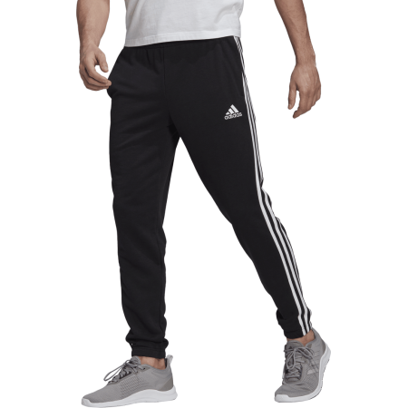 Adidas juodos sportinės kelnės vyrams su baltomis 3 juostelėmis ir šoninėmis kišenėmis, modelis GK8829.