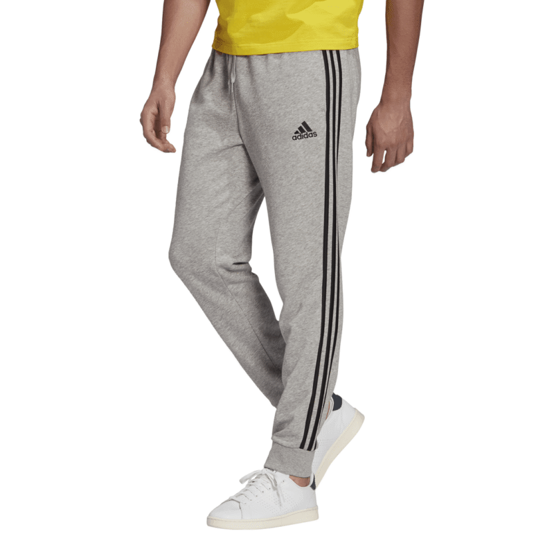 Vyriškos pilkos Adidas sportinės kelnės su juodomis 3 juostelėmis ir elastingais manžetais – modelis GK8889.