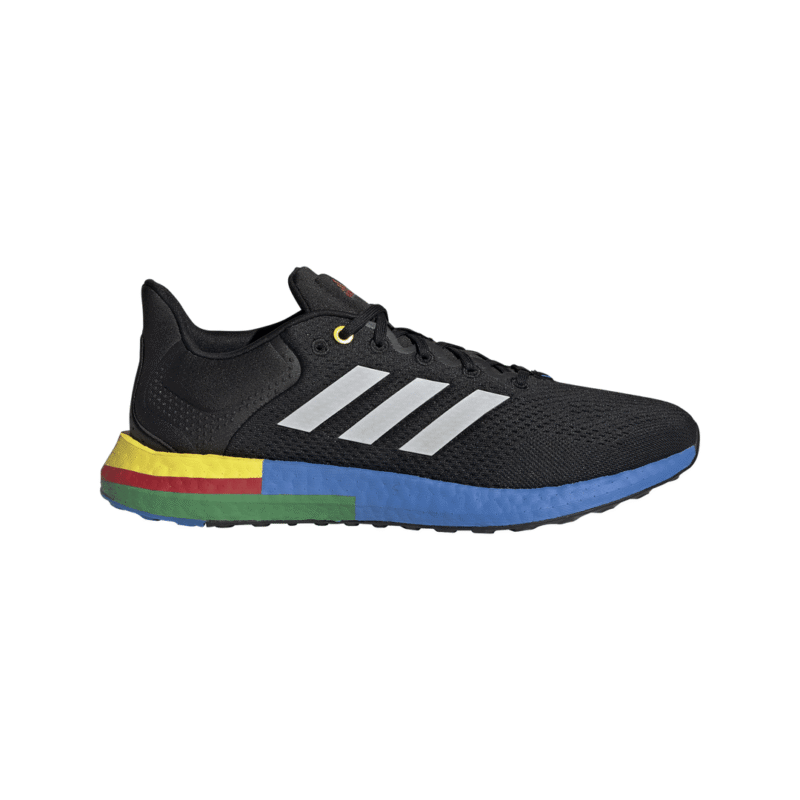 Adidas vyriški bėgimo batai Pureboost 21 GY5103 – juodi sportbačiai su mėlynu padu ir spalvotais akcentais, skirti komfortui ir stiliui.