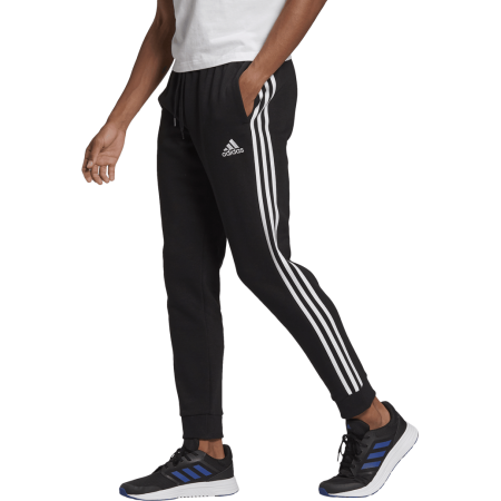 Adidas vyriškos kelnės Essentials 3-Stripes TE Fleece GK8821 – juodos sportinės kelnės su fleece pašiltinimu ir 3 juostelėmis šonuose.