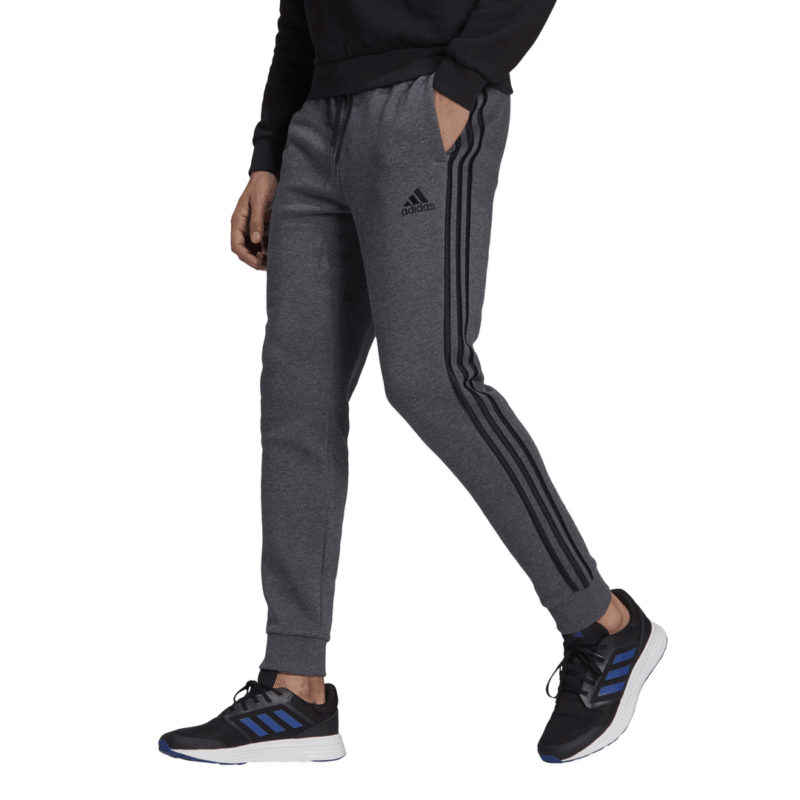 Pilkos Adidas vyrų kelnės ESSENTIALS GK8826 su juodomis 3 juostelėmis, fleece vidumi ir tampriu juosmeniu – patogios sportui ir laisvalaikiui.