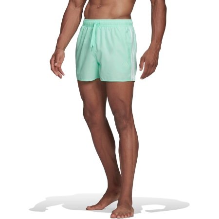 Adidas šviesiai žali vyriški maudymosi šortai 3-Stripes HA0402 su baltomis juostelėmis, šoninėmis kišenėmis ir vidinėmis tinklinėmis trumpikėmis.