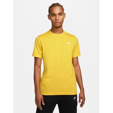 Nike vyriški geltoni marškinėliai Sportswear Club AR4997-703 – 100% medvilnė, klasikinio kirpimo, su apvalia iškirpte.
