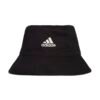 Adidas kaušinė kepurė H36810 – juoda unisex skrybėlė iš 100 % medvilnės su UV 50+ apsauga ir kvėpuojančiais šonais.