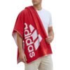Adidas raudonas sportinis rankšluostis Towel L FJ4771 iš 100 procentų medvilnės su baltu logotipu