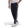 Tamsiai mėlynos vyriškos Adidas kelnės H46106 su trimis baltomis juostelėmis, iš perdirbto trikotažo – stilingas pasirinkimas laisvalaikiui ir sportui.
