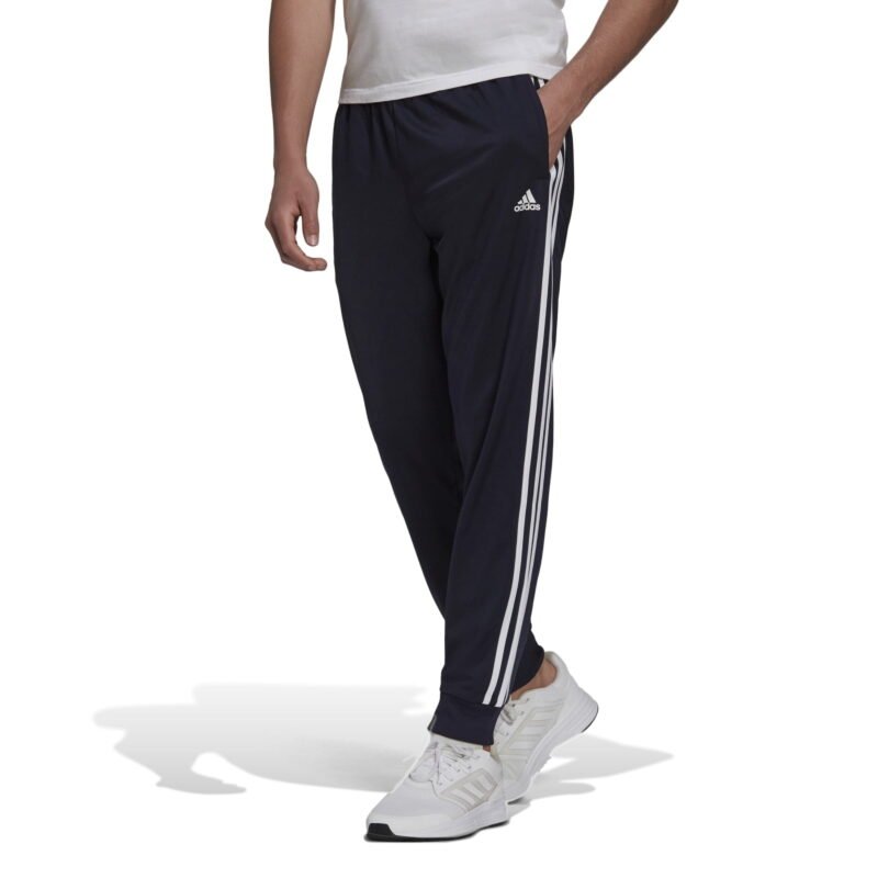Tamsiai mėlynos vyriškos Adidas kelnės H46106 su trimis baltomis juostelėmis, iš perdirbto trikotažo – stilingas pasirinkimas laisvalaikiui ir sportui.
