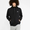 Nike vyriškas juodas „Fleece“ džemperis su gobtuvu ir užtrauktuku BV2645-010 – šiltas ir stilingas pasirinkimas sportui ir laisvalaikiui.