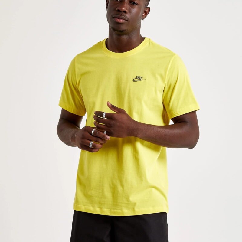Nike vyriški geltoni marškinėliai AR4997-765 su apvalia apykakle – klasikinis modelis iš medvilnės kasdieniam dėvėjimui.