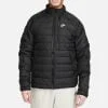 Nike Sportswear Therma-FIT Legacy DQ4929-011 vyriška žieminė striukė juoda – šilta, vėjui ir vandeniui atspari, su fleece pamušalu.