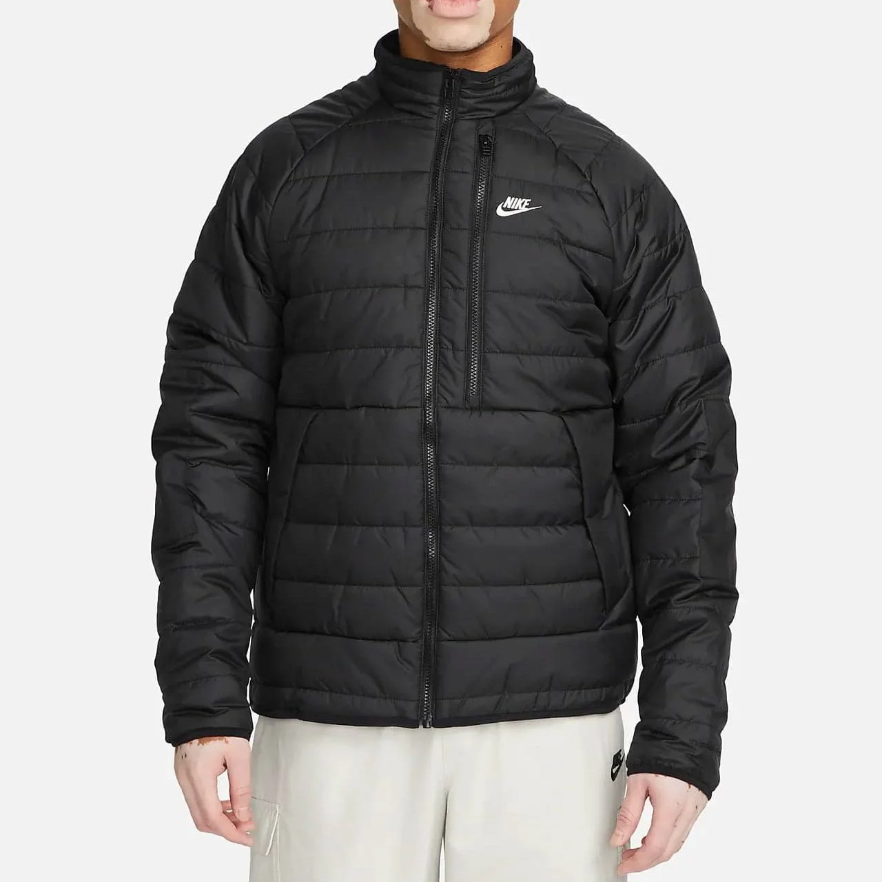 Nike Sportswear Therma-FIT Legacy DQ4929-011 vyriška žieminė striukė juoda – šilta, vėjui ir vandeniui atspari, su fleece pamušalu.