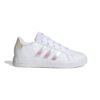 Balti Adidas vaikiški laisvalaikio batai Grand Court 2.0 K GY2326 su sidabrinėmis juostomis, dirbtinės odos viršumi ir guminiu padu.