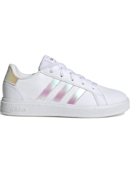 Balti Adidas vaikiški laisvalaikio batai Grand Court 2.0 K GY2326 su sidabrinėmis juostomis, dirbtinės odos viršumi ir guminiu padu.