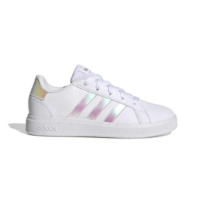 Balti Adidas vaikiški laisvalaikio batai Grand Court 2.0 K GY2326 su sidabrinėmis juostomis, dirbtinės odos viršumi ir guminiu padu.