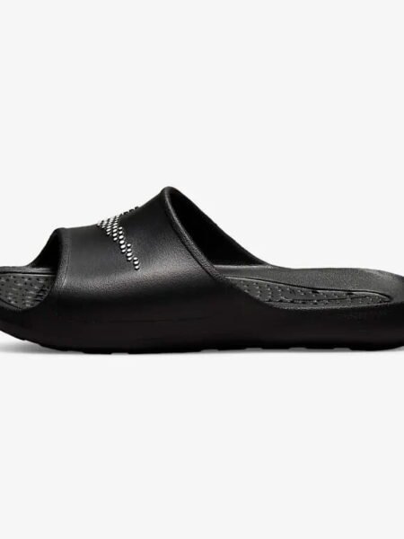Nike Victori One CZ5478-001 juodos vyriškos šlepetės su skylutėmis pade ir masažiniu vidpadžiu.