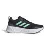 Adidas vyriški bėgimo batai Questar HP2438 – juodi sportbačiai su baltu padu ir žaliomis Adidas juostelėmis.