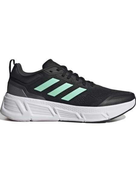 Adidas vyriški bėgimo batai Questar HP2438 – juodi sportbačiai su baltu padu ir žaliomis Adidas juostelėmis.
