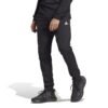 Adidas vyrams juodos kelnės Essentials Small Logo Tapered Cuffs HA4347 – medvilninės, siaurėjančios sportinės kelnės su elastingais manžetais ir kišenėmis.