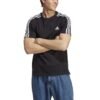 Adidas vyriški juodi marškinėliai IC9334 su baltomis 3 juostelėmis ant rankovių, pagaminti iš 100 % medvilnės.