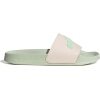 Rožinės ir žalios spalvos moteriškos šlepetės Adidas Adilette Shower Slide GZ9507, greitai džiūstančios, skirtos baseinui ir paplūdimiui.