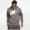 Nike Sportswear Club Fleece BV2973-071 vyriškas pilkas džemperis su gobtuvu – šiltas, minkštas ir patogus laisvalaikiui.