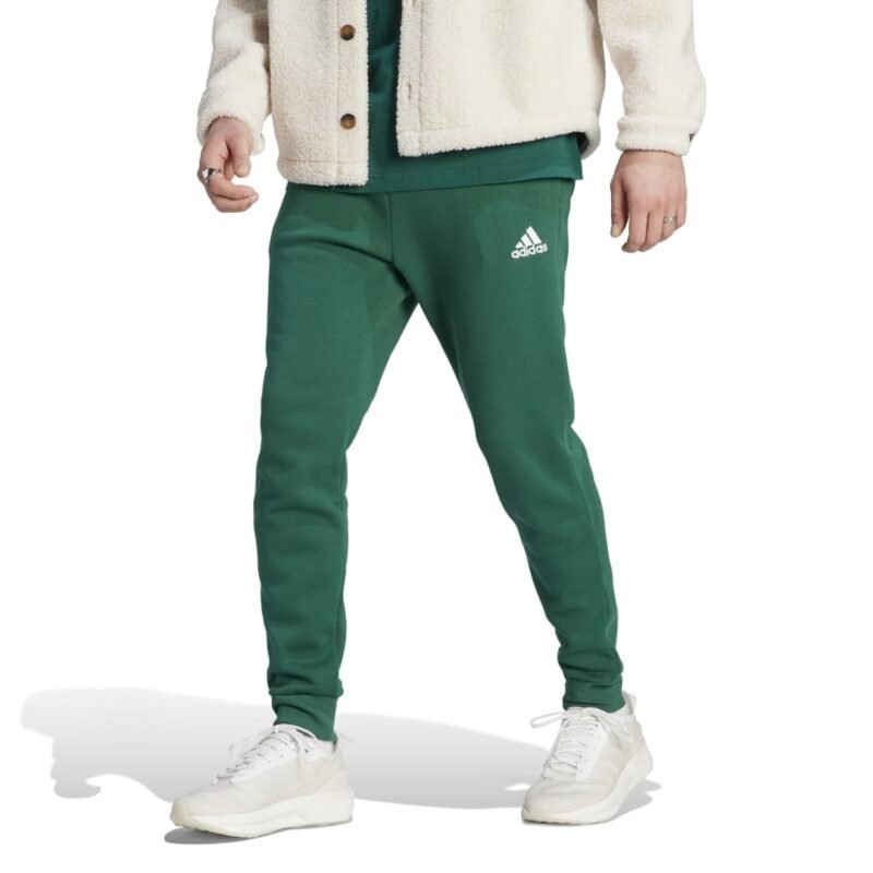Adidas Essentials vyriškos žalios sportinės kelnės IJ8892 su siaurėjančiu kirpimu, kišenėmis ir elastingais manžetais.