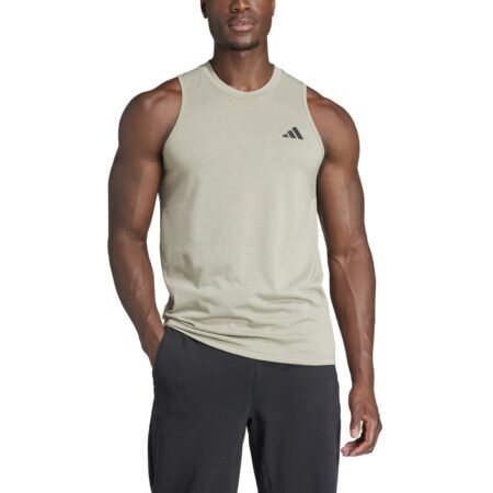 Adidas Train Essentials Feelready IT5426 – vyriški chaki marškinėliai be rankovių, lengvi ir kvėpuojantys, skirti sportui ir treniruotėms.