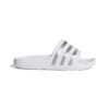 Vaikiškos baltos Adidas šlepetės Adilette Aqua K su sidabrinėmis juostelėmis ir minkštu EVA padu – idealios baseinui ar paplūdimiui. F35555