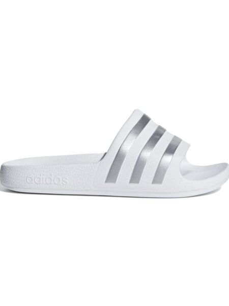 Vaikiškos baltos Adidas šlepetės Adilette Aqua K su sidabrinėmis juostelėmis ir minkštu EVA padu – idealios baseinui ar paplūdimiui. F35555