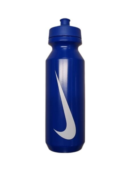 Nike mėlyna sportinė gertuvė 950ml su baltu logotipu – ergonomiška ir talpi, idealiai tinka treniruotėms ir aktyviam gyvenimo būdui. N0000.040.408.32
