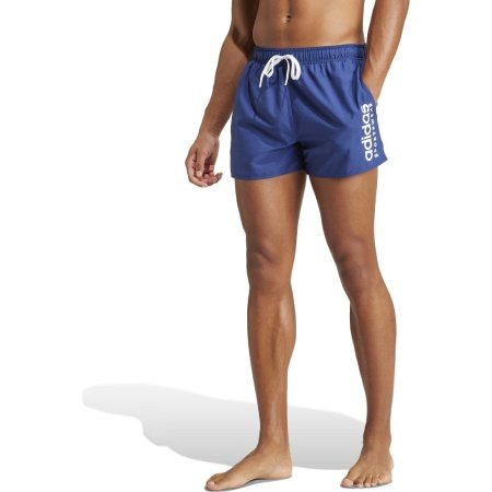 Adidas mėlyni vyriški maudymosi šortai IR6225 su baltu logotipu, šoninėmis kišenėmis ir tinklelio kelnaitėmis viduje.