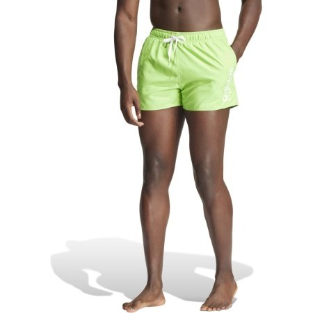 Adidas vyriški žali maudymosi šortai IT8598 su baltu logotipu, dviem kišenėmis ir vidinėmis tinklelio kelnaitėmis.