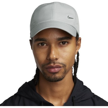 Nike kepurė su snapeliu Nuo saules pilka Nike Dri-FIT Club Unstructured Metal Swoosh Cap FB5372-077