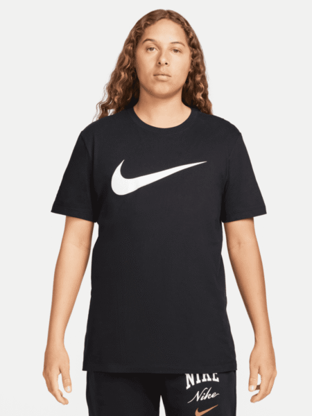 Nike juodi vyriški marškinėliai DX1983-010 su baltu logotipu – klasikinio dizaino, 100 % medvilnės trumpomis rankovėmis.