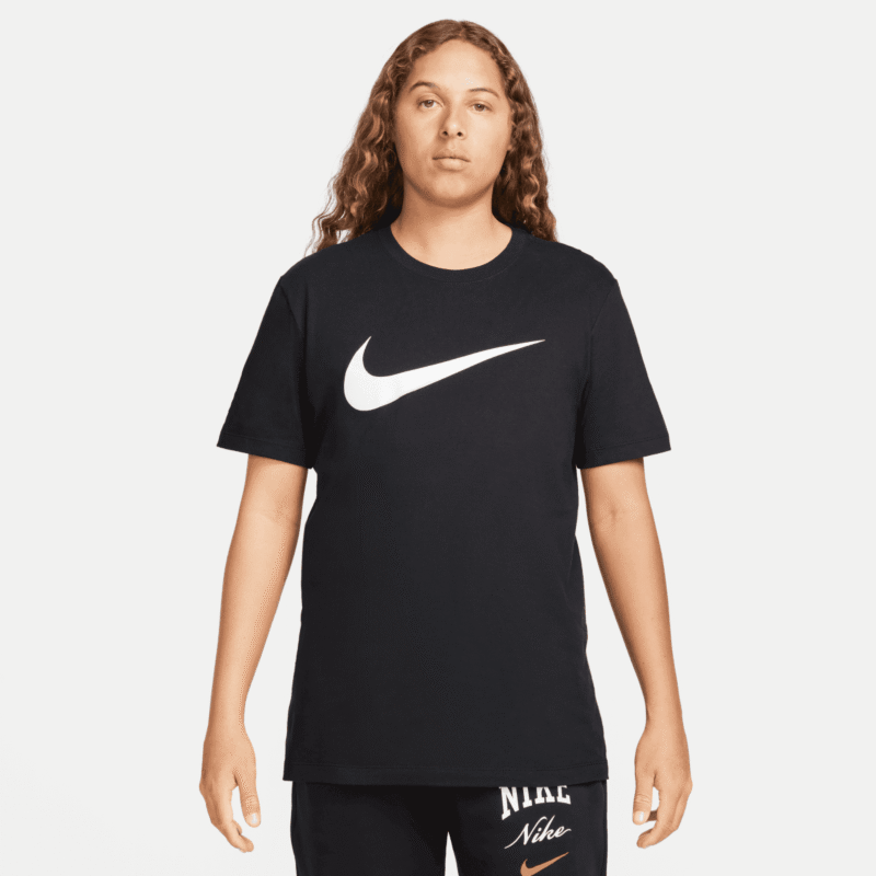 Nike juodi vyriški marškinėliai DX1983-010 su baltu logotipu – klasikinio dizaino, 100 % medvilnės trumpomis rankovėmis.