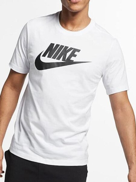 Nike balti vyriški marškinėliai trumpomis rankovėmis su juodu Futura logotipu – modelis AR5004-101.