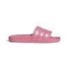 Adidas Adilette Aqua Slide IF6071 rožinės moteriškos šlepetės su baltomis 3 juostelėmis, lengvos ir greitai džiūstančios, puikiai tinka baseinui ir paplūdimiui.