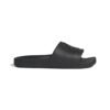 Adidas Adilette Aqua Slide IF7371 juodos unisex šlepetės su juodu logotipu – baseinui, paplūdimiui ir kasdieniam dėvėjimui.