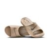 Vyriškos rudos Nike šlepetės Victori One Shower Slide CZ5478-200 su tekstūruotu vidpadžiu ir ventiliacinėmis angomis.