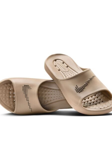Vyriškos rudos Nike šlepetės Victori One Shower Slide CZ5478-200 su tekstūruotu vidpadžiu ir ventiliacinėmis angomis.