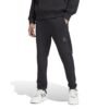 Vyriškos Adidas ALL SZN kelnės iš juodos 100% medvilnės, su siaurėjančiu kirpimu, šoninėmis kišenėmis ir raišteliu reguliuojamu juosmeniu.