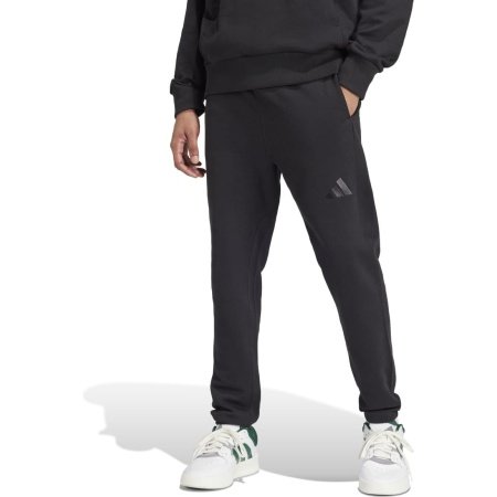 Vyriškos Adidas ALL SZN kelnės iš juodos 100% medvilnės, su siaurėjančiu kirpimu, šoninėmis kišenėmis ir raišteliu reguliuojamu juosmeniu.
