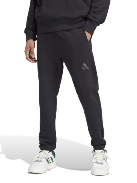 Vyriškos Adidas ALL SZN kelnės iš juodos 100% medvilnės, su siaurėjančiu kirpimu, šoninėmis kišenėmis ir raišteliu reguliuojamu juosmeniu.
