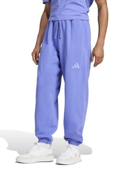 Adidas Essentials All SZN Fleece vyriškos violetinės sportinės kelnės IY4128 su plačiu kirpimu, kišenėmis ir elastingais manžetais.