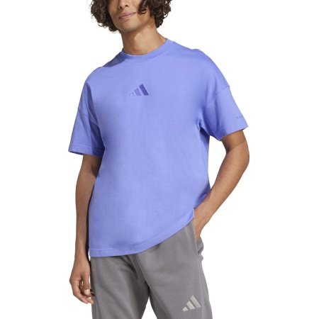 Adidas Essentials All Szn vyriški violetiniai marškinėliai IY4144, trumpomis rankovėmis, 100% medvilnės audinys, laisvo kirpimo.
