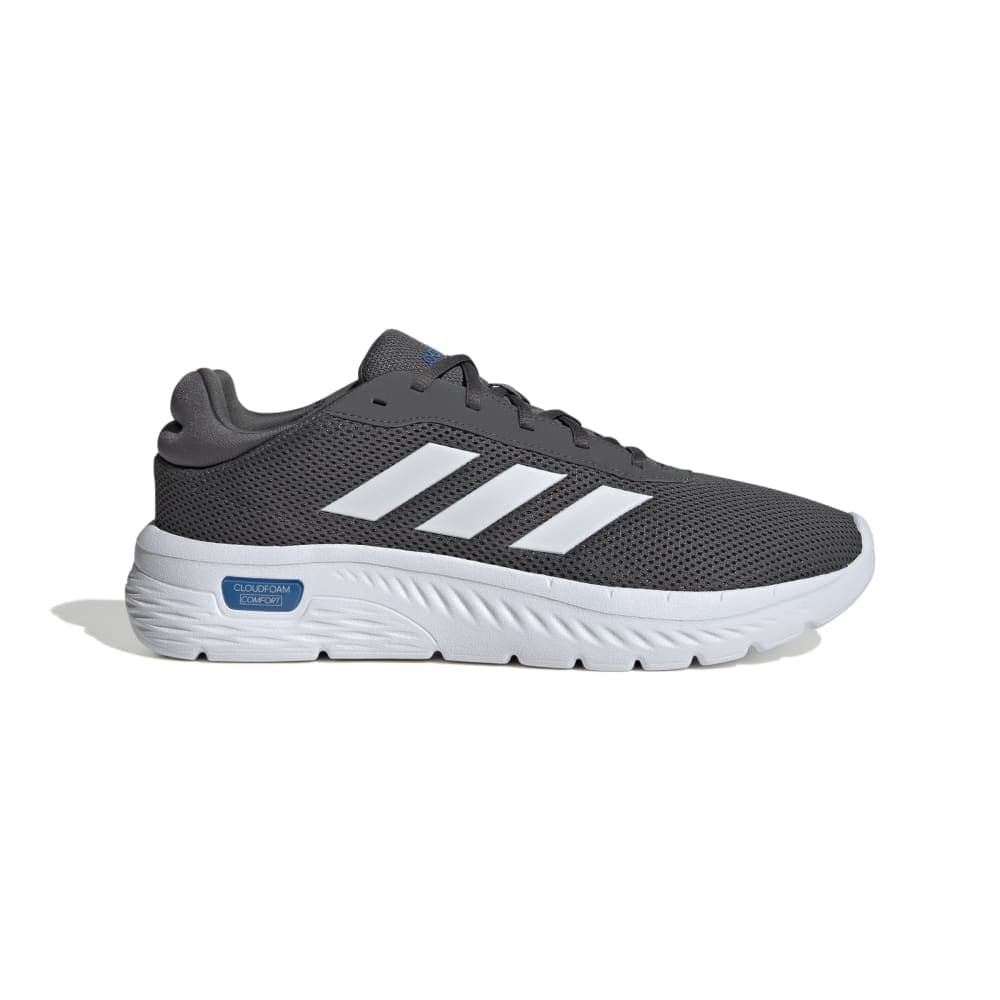 Tamsiai pilki vyriški Adidas Cloudfoam Comfy kedai su baltomis juostelėmis ir ryškiai mėlynais akcentais, modelis IH6131.